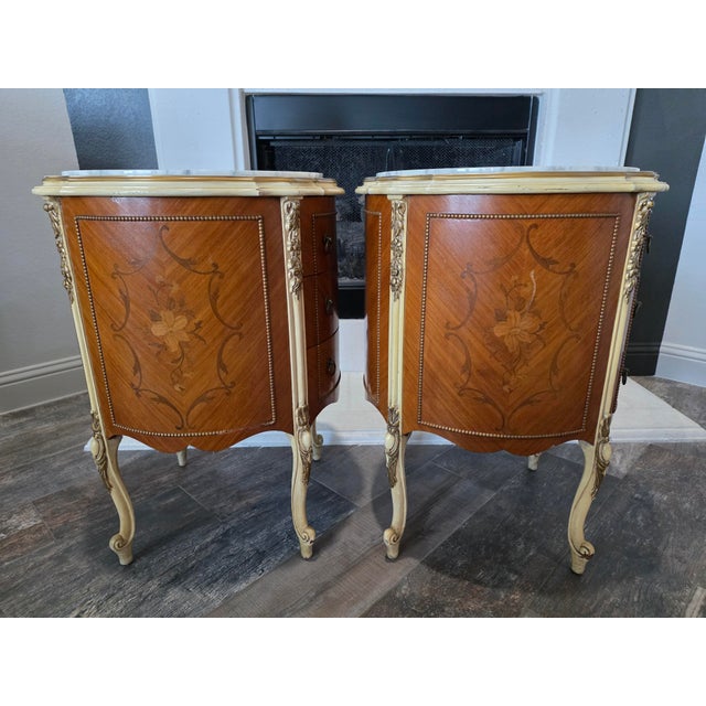 Late 19th Century Antique Pair of Louis XV Marble-Top French Commodes / Nightstands For Sale - Image 5 of 13