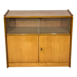 Small Mid-Century Elm Display Cabinet, 1960s For Sale