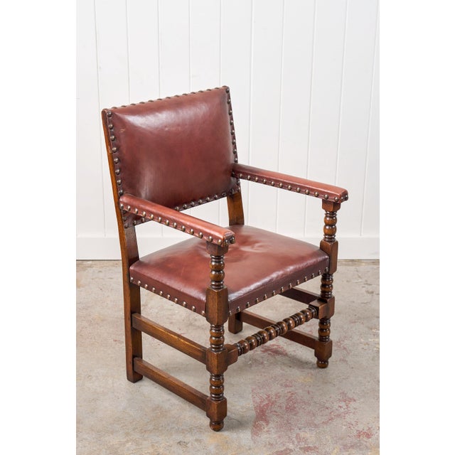 1920s Set of 10 | English Cromwellian Style Oak Bobbin Stretcher Base Dining Chairs With Leather Upholstery (C. 1920) For Sale - Image 5 of 10