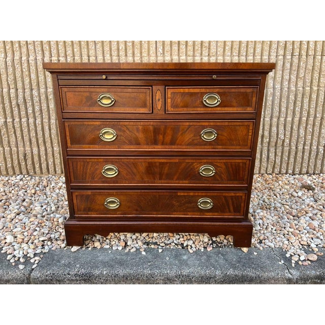 Late 20th Century Hekman Copley Place Georgian Chippendale Style Inlaid Flame Mahogany Bachelors Chest/ Nighstand For Sale - Image 18 of 18