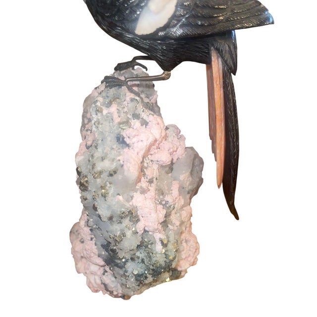 Black Idar-Oberstein Gemstone Oriole on Quartz Base Sculpture. Germany, 20th Century. For Sale - Image 8 of 9