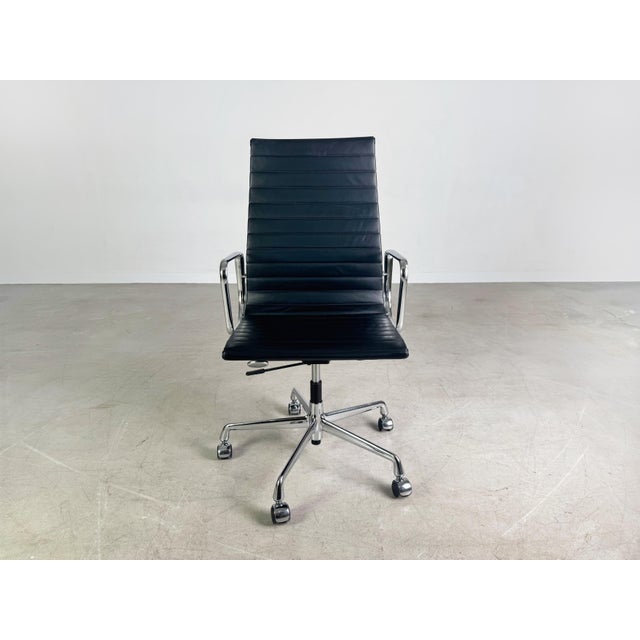 We are offering for sale a beautiful EA 119 office chair by Vitra in black leather. The design was created by the renowned...
