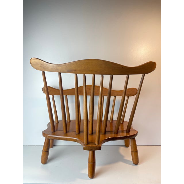 Charming vintage Early American solid maple magazine rack crafted by R. Veal & Sons of Albany, Oregon in the Windsor...