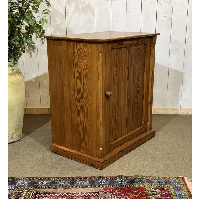 Wood 20th Century English Single-Door Sideboard in Pitch Pine For Sale - Image 7 of 13