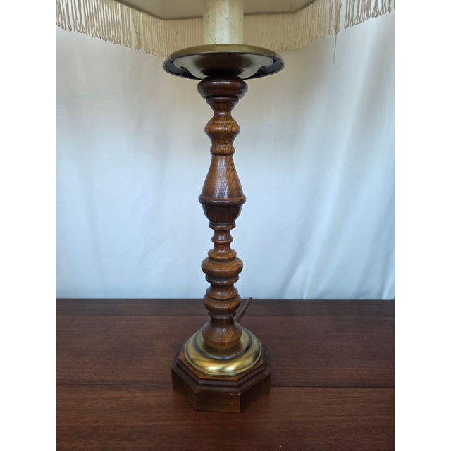 Brown Mid 20th Century Traditional Colonial Revival Turned Wood & Brass Table Lamp W/ Fringe Shade - a Pair For Sale - Image 8 of 10