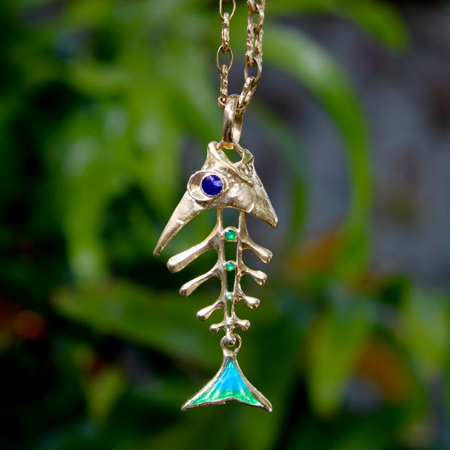 1960s 18k Gold Articulated Fishbone Skeleton Pendant With Enamel by UnoAErre For Sale - Image 10 of 11