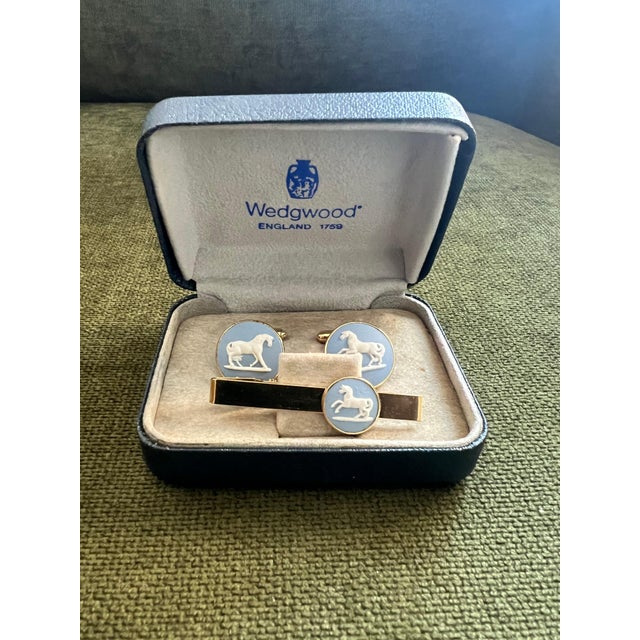 Art Deco Vintage Royal British "Wedgwood" Jasper ware Gold Plate Cufflinks Circa 1980 For Sale - Image 3 of 18