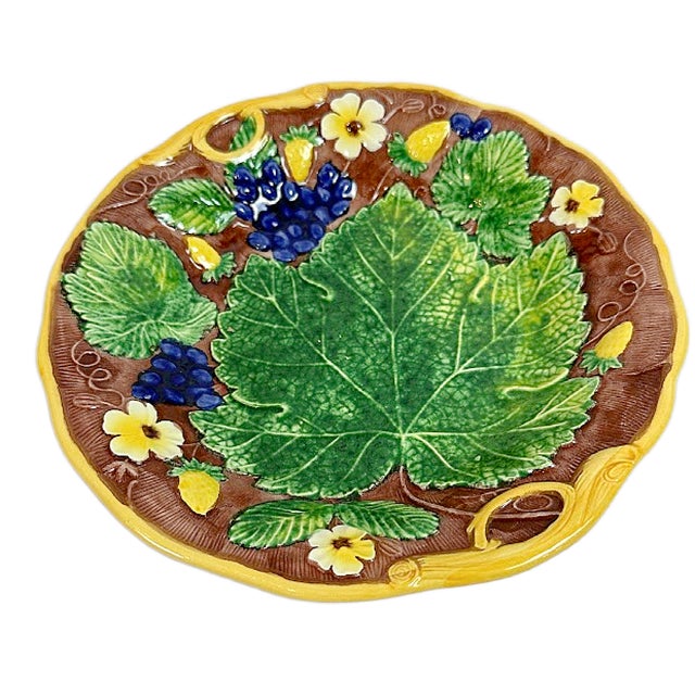 This is a fantastic Mottahedeh Italian Majolica plate. This leaf design features a brown ground and yellow and blue grapes...