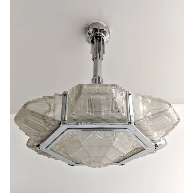 A gorgeous French Art Deco chandelier by the French artist "Verrerie des Hanots" The chandelier consists of six-sided...