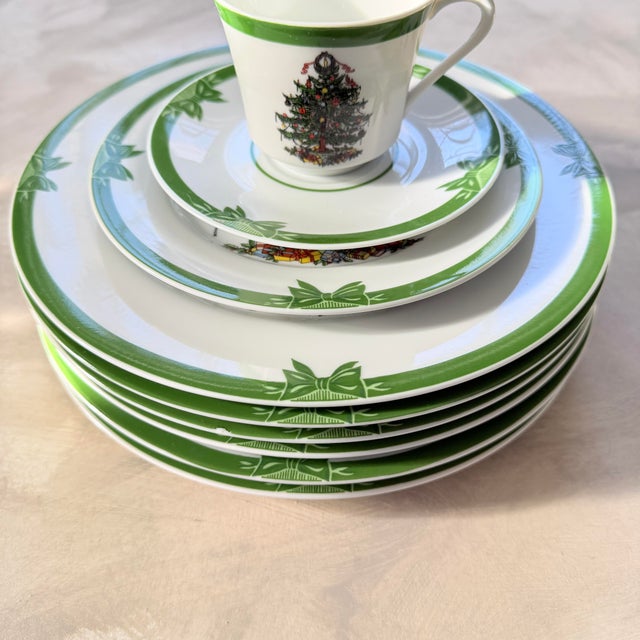 Georges Briard Yule Tide 10.25” Dinner Plates Vintage Christmas Tree Plates -Set of 8 For Sale - Image 12 of 12