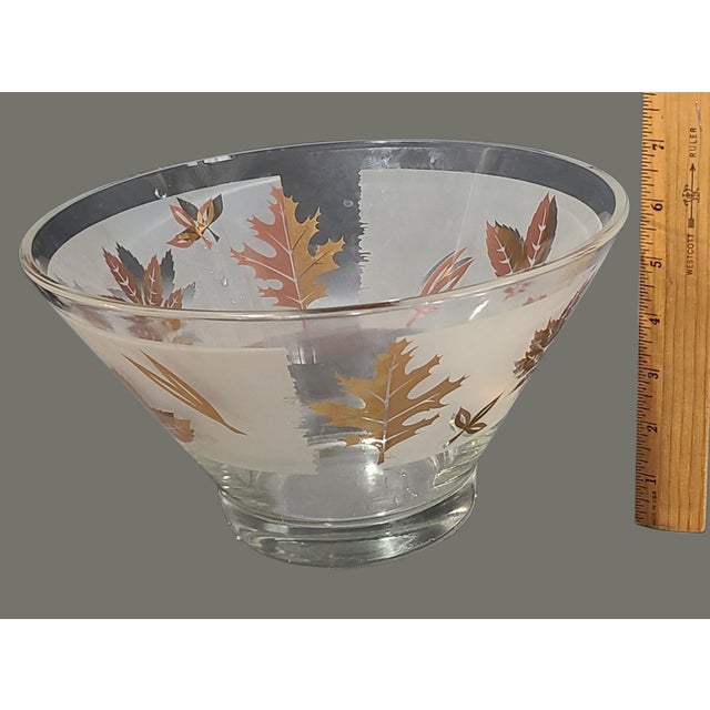 Crafted with an eye for timeless design, this Libbey glass salad bowl is a delightful nod to retro Americana. Its golden...