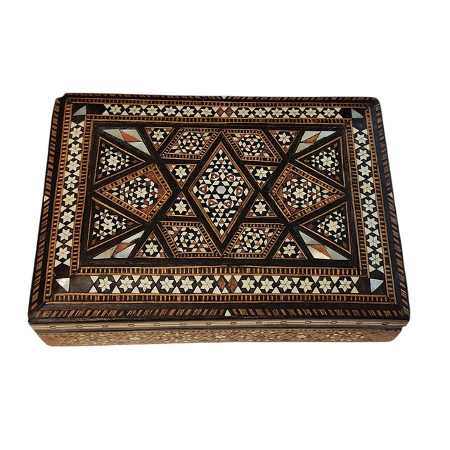 Beautifully handmade inlaid Sadeli box, in excellent condition. This early 20th century example in atypical mosaic of wood...