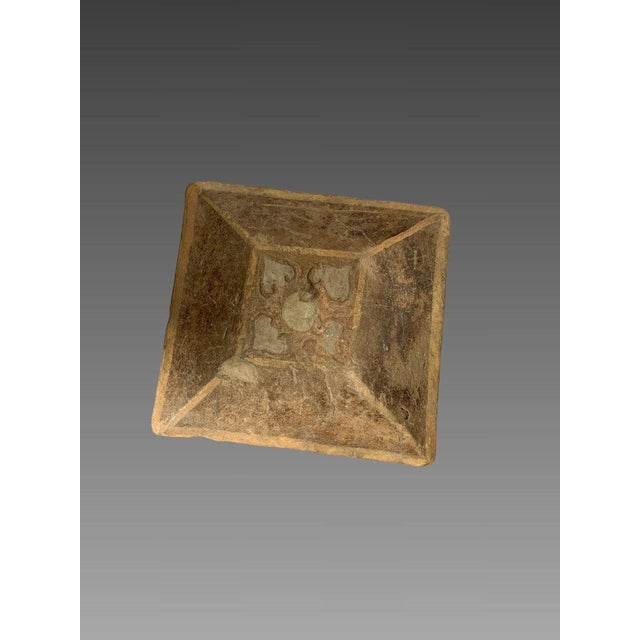 Asian Polychrome terracotta vase, HU dynasty, Early HAN dynasty (206 BC-220 AD). Ancient China For Sale - Image 3 of 7