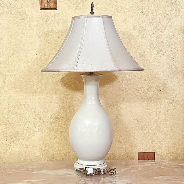 Hollywood Regency Vintage Cream Ceramic Urn Table Lamp With Brass Accents & Shade - Hollywood Regency For Sale - Image 3 of 18