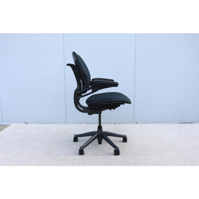 Humanscale Freedom Ergonomic Task Desk Chair in Graphite Leather, Slightly Used For Sale - Image 12 of 18