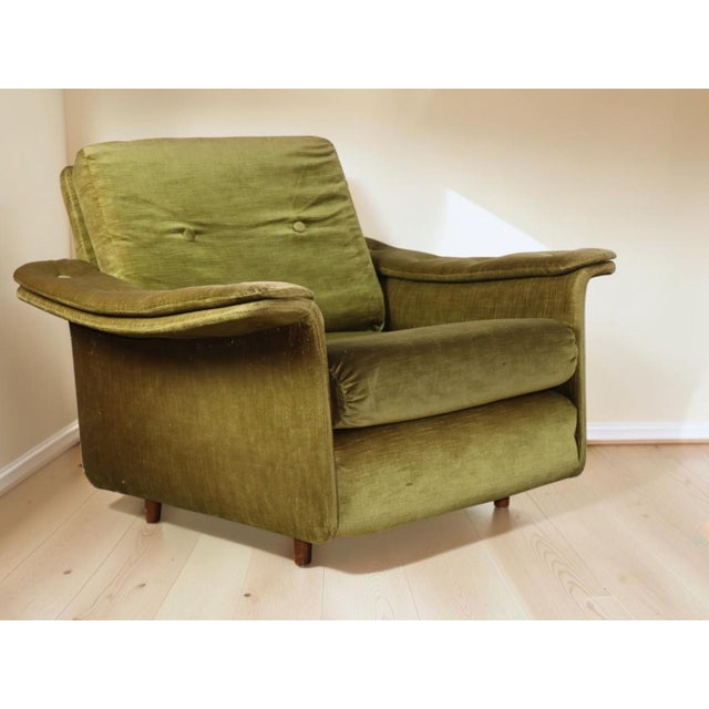 A beautiful pair of armchairs from the 1960s, with a generous and enveloping design. Their low profile and wide armrests...