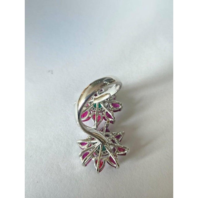 Metal Set in 18k White Gold, Emerald Cabochon, Carved Ruby & Diamonds Toi Et Moi Ring, Us Size 7 For Sale - Image 7 of 11