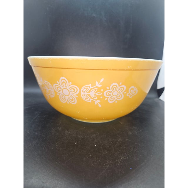 Mid-Century Modern #403 Pyrex Butterfly Gold 2 1/2 Qt. Mixing Nesting Bowl 1972-1978 For Sale - Image 3 of 4