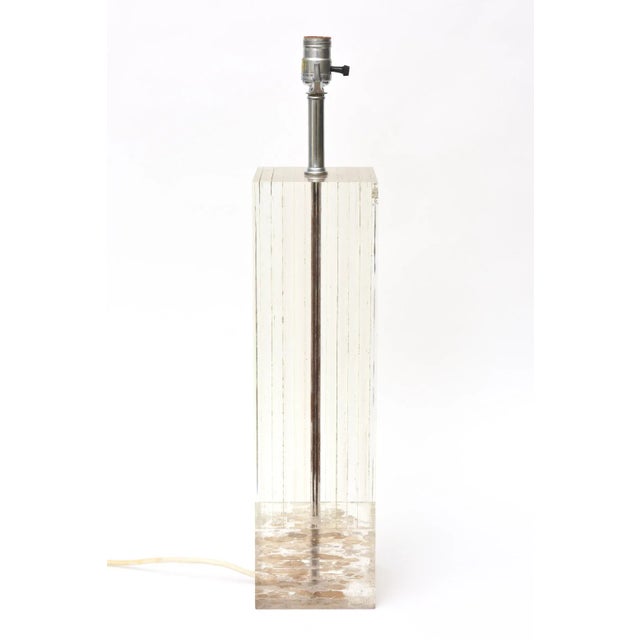 1970s Vintage Lucite Copper and Gold Leaf Embedded Column Table and Desk Lamp by Romeo Paris French For Sale - Image 5 of 11