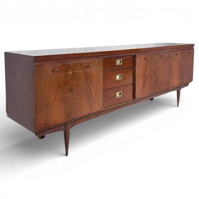 This mid-century mahogany sideboard by Greaves & Thomas offers timeless vintage storage designed to enhance open-plan...