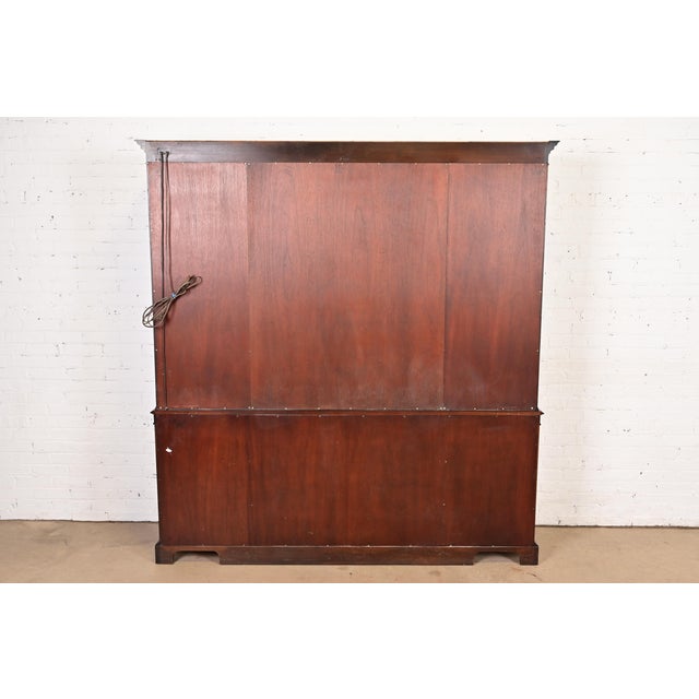 Kindel Furniture Georgian Carved Mahogany Lighted Breakfront Bookcase Cabinet For Sale - Image 11 of 12