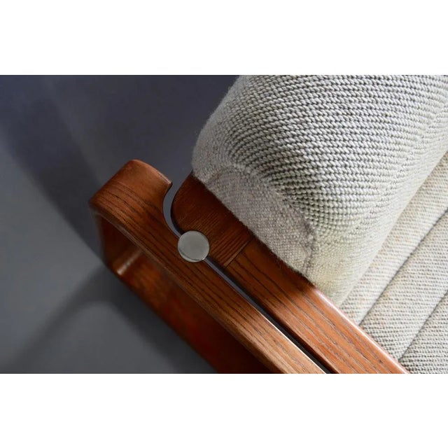 1970s Mid-Century Modern Ecru and Wooden Frame 2-Seater Sofa attributed to Giroflex, 1970s For Sale - Image 5 of 13