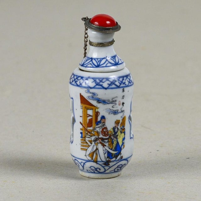 Ceramic Snuffbox in Chinese Porcelain For Sale - Image 7 of 9