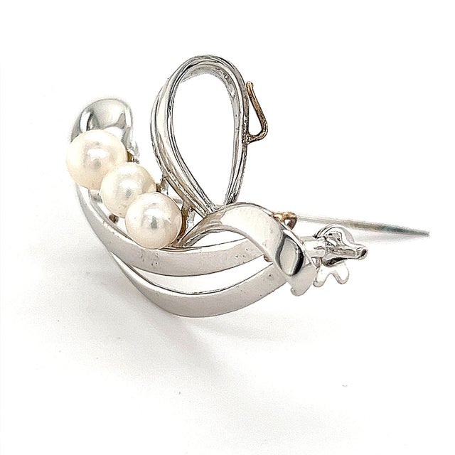 Mikimoto Estate Akoya Pearl Brooch Sterling Silver 6.5 mm 5 Grams M240 This elegant Authentic Mikimoto Estate sterling...