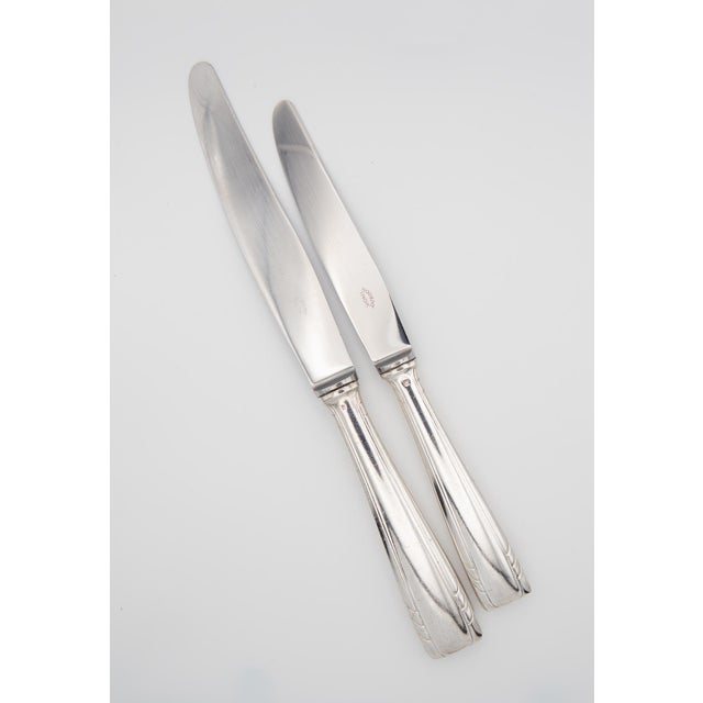 High-quality silver-plated metal handles. Measurements and weights: 21 and 24.5 cm (84 grams/unit) This piece has an...