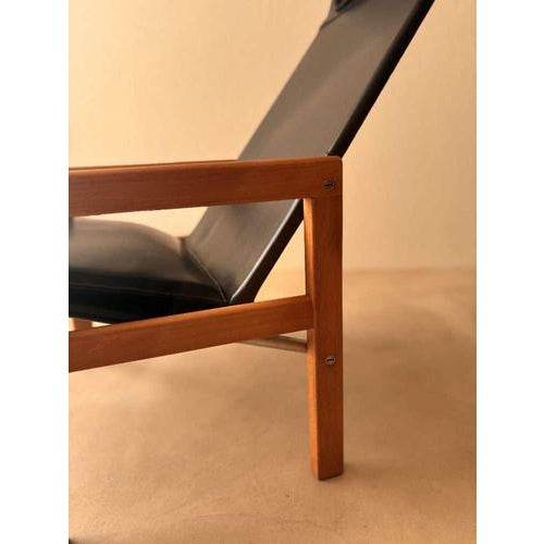 Some designs immediately demonstrate the care and craftsmanship put into them. This Sitinut lounge chair, designed by Göte...