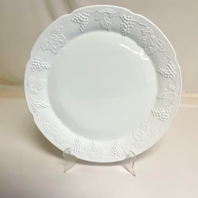 1970s Vintage Americana Arts & Crafts Indiana Glass Grape Cluster Milk Glass Round Platter For Sale - Image 6 of 8