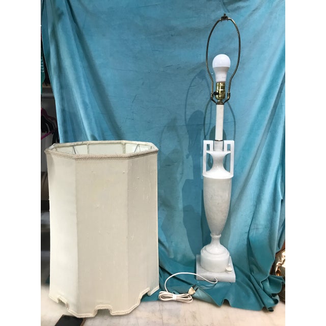 Alabaster Mid-Century White Urn Amphora Regency Alabaster Table Lamp For Sale - Image 8 of 9