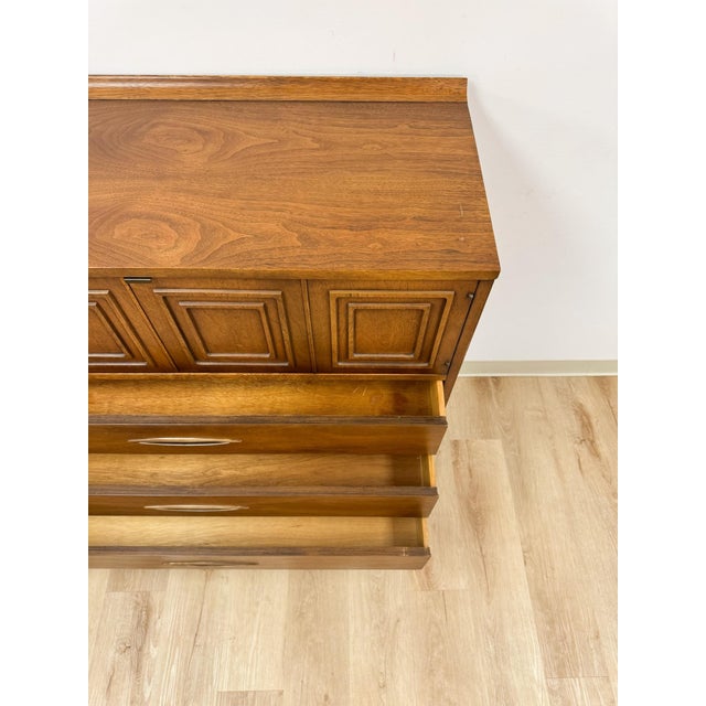 Vintage Chest Broyhill Sculptra MCM Gentleman's Tallboy Three Drawer Cabinet Dresser For Sale - Image 16 of 18