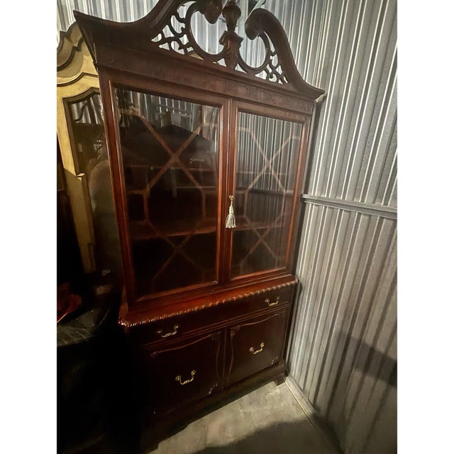 Traditional China Display Cabinet by Bernhardt For Sale - Image 11 of 12