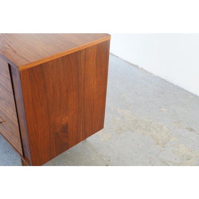 Kroehler Mfg. Co. 1960s Kroehler Mid-Century Modern Walnut Credenza Dresser With Rosewood Handles For Sale - Image 4 of 12