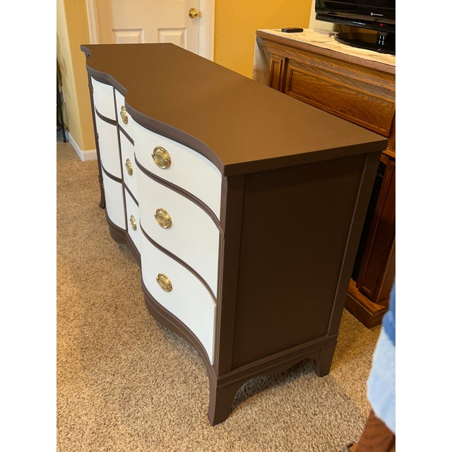 1950s Drexel Nine Drawers, Serpentine, Mid-Century Dresser For Sale - Image 5 of 7