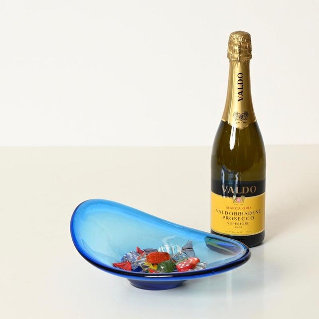 Marvelous deep blue decorative bowl in Murano glass. This gorgeous piece was made in Murano, Italy, during the 1960s. In...