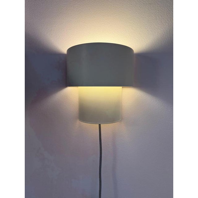 Original ikea ry™ wall lamp from the 1990s in timeless cream white. The characteristic curved design provides pleasantly...