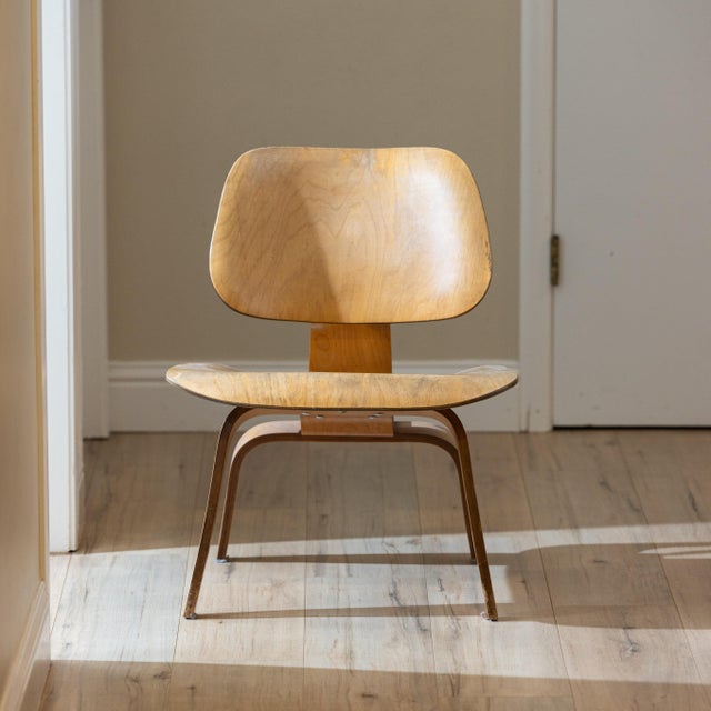 1950s Early Production Eames LCW Molded Plywood Lounge Chair in Ash Veneer for Herman Miller (1947–1957) For Sale - Image 5 of 16