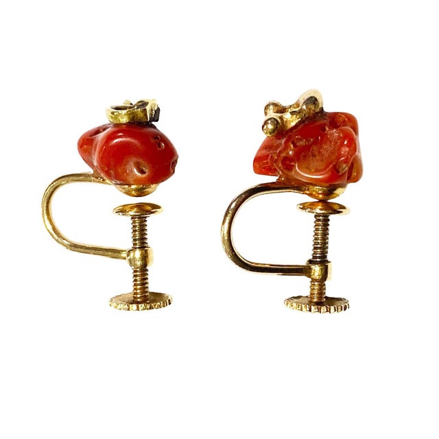 1940s Vintage 18Kt Gold/ Coral Set of Earrings and Ring Size 4 For Sale - Image 5 of 9