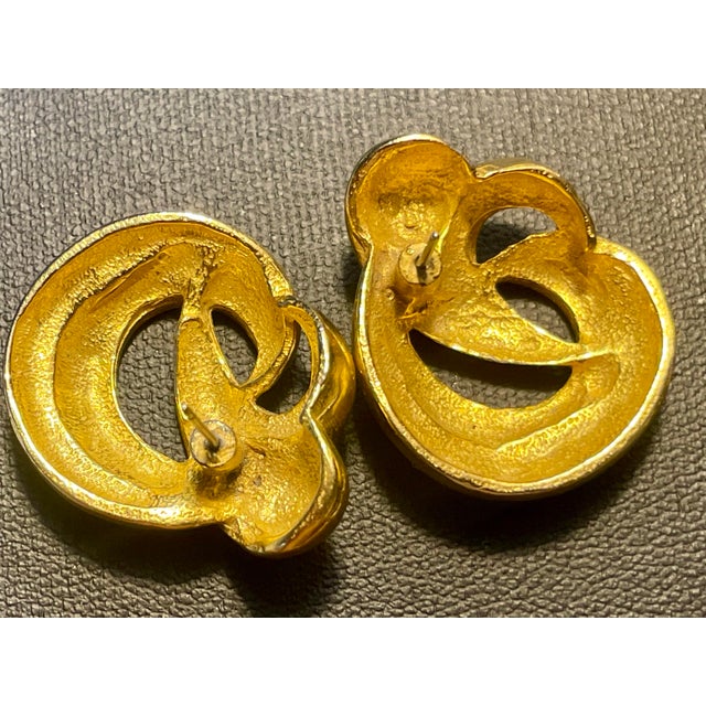 MCM Jewelry Marriage Hollywood Golden Age Matte Gold Collar Necklace and Earrrigs. For Sale - Image 10 of 10