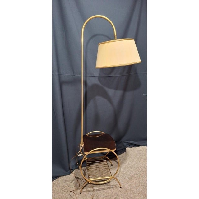 Magnificent original floor lamp, also serving as a reading lamp and magazine rack. Original with its rounded shapes. 1950s...