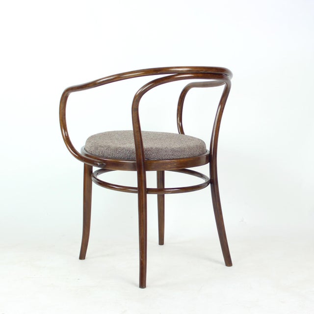 Mid-Century Bentwood No. 30 Armchair by August Thonet for Ton, Former Czechoslovakia, 1960s For Sale - Image 4 of 14