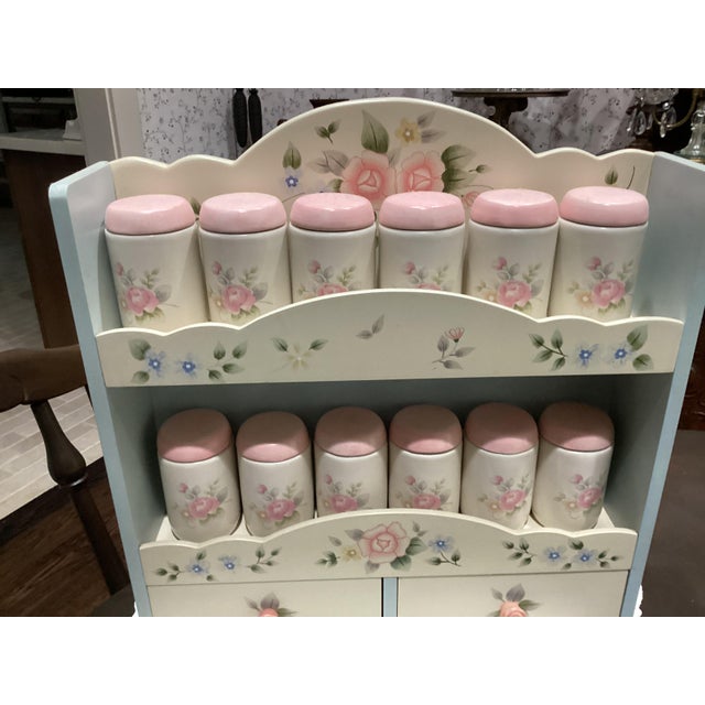 The Pfaltzgraff Tea Rose Wall Spice Rack with Canisters is a rare and sought-after complete set that includes 13 items,...