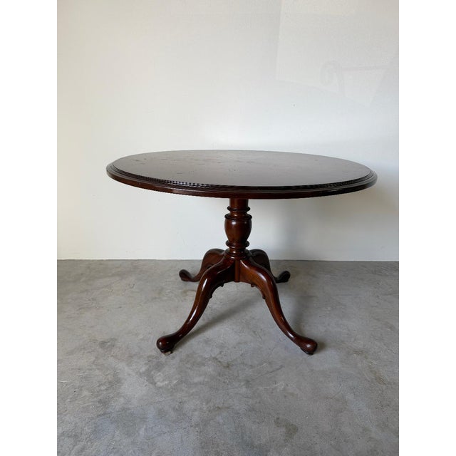 Vintage Queen Anne Style Mahogany Round Pedestal Occasional / Dining Table For Sale - Image 4 of 18