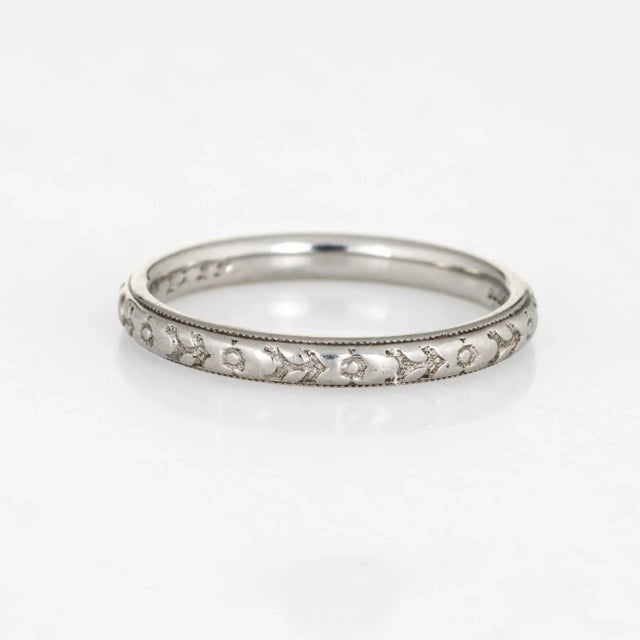Art Deco 1920s Antique Deco Wedding Band 18 Karat White Gold Flower Pattern Vintage size 6.5 For Sale - Image 3 of 6