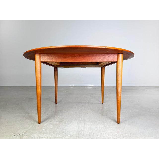We offer for sale a beautiful teak dining table from Poul Jeppesens Møbelfabrik from the 1950s. The table was designed by...