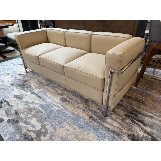 Le Corbusier, Jeanneret, Perriand Modern Classics Petite Corbusier Style Sofa, Parchment For Sale - Image 4 of 12