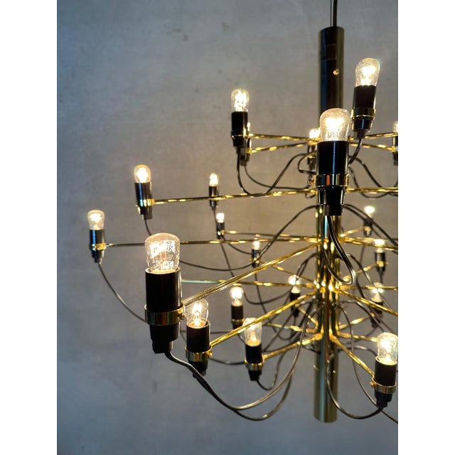 Gold 2097/30 Chandelier by Gino Sarfatti for Flos For Sale - Image 6 of 13
