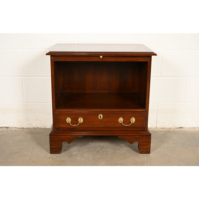 A gorgeous Georgian or Chippendale style nightstand or end table By Harden Furniture USA, Late 20th Century Carved solid...